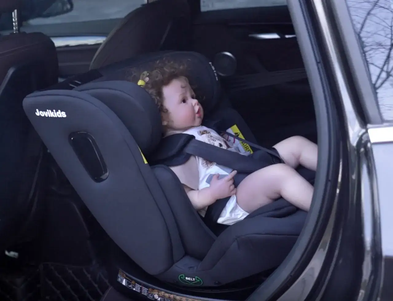 Bambino nel seggiolino auto Jovikids, pronto per viaggiare in sicurezza. Seguire le seggiolino auto regole &egrave; fondamentale per proteggere i pi&ugrave; piccoli.