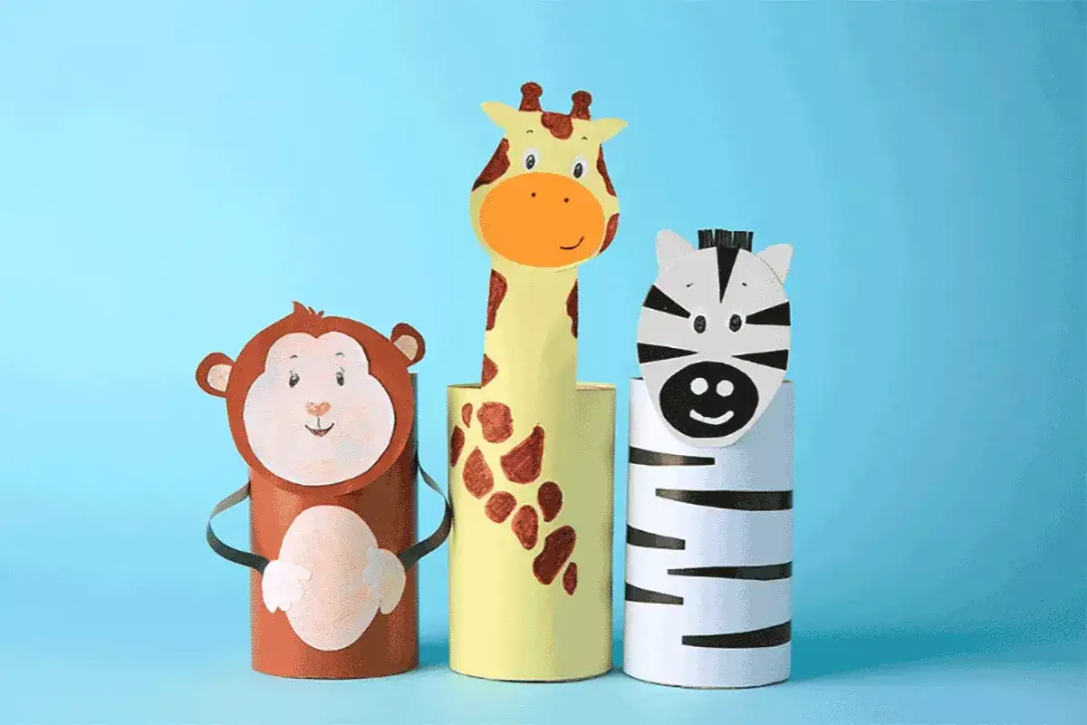 Lavoretti con la carta facilissimi: un simpatico trio di animali della savana (scimmia, giraffa, zebra) realizzati con rotoli di carta.