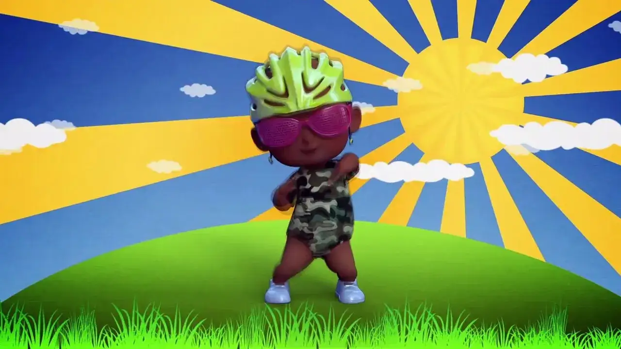Bambino con casco e occhiali da sole balla su un prato verde sotto un sole raggiante, come nel testo di 