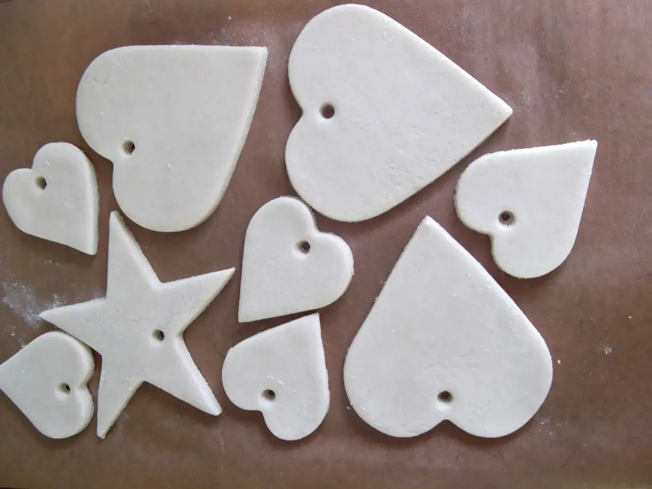 Formine a forma di cuore e stella, pronte per la cottura, parte di una ricetta di pasta di sale.