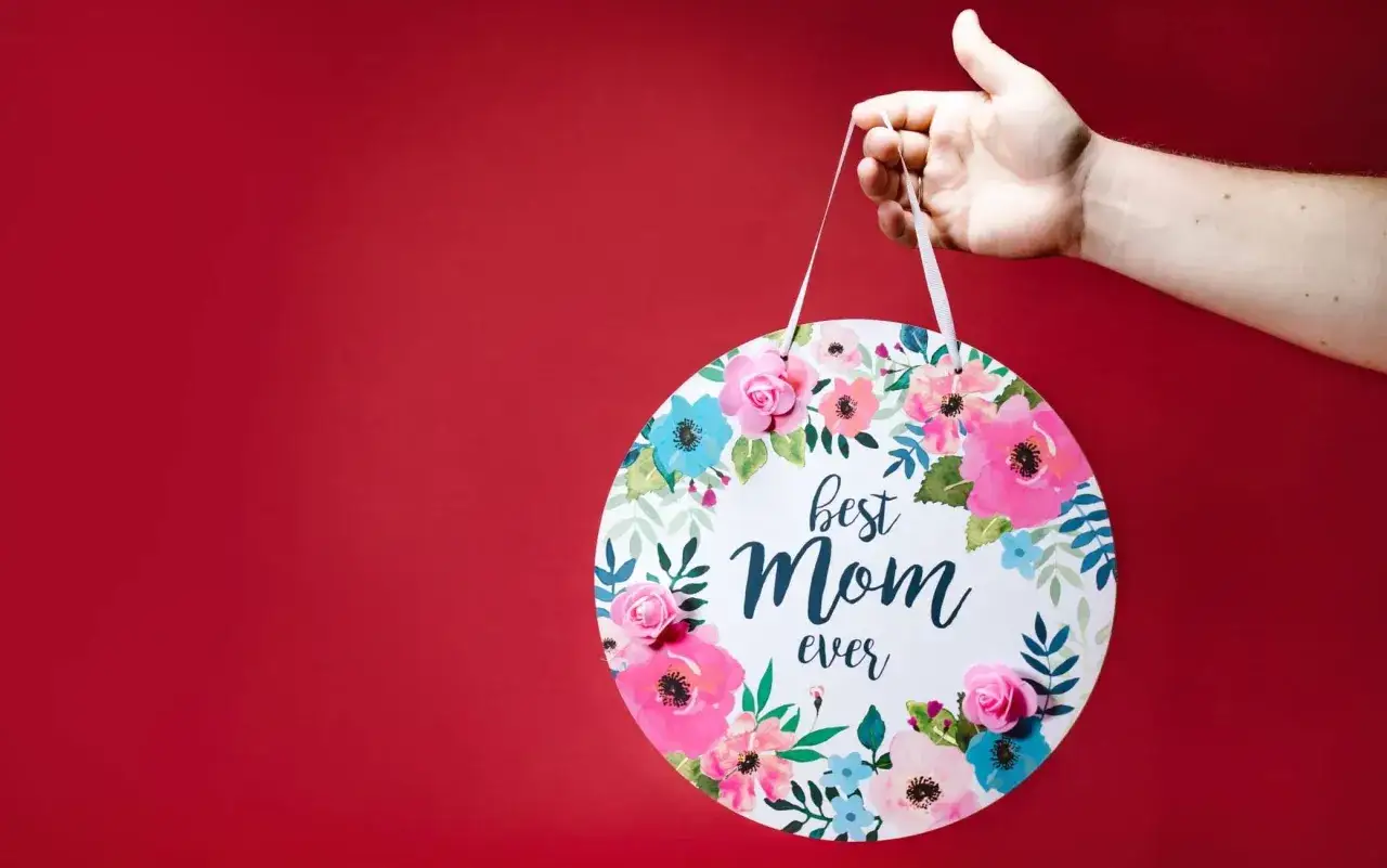 Un tondo decorato con fiori colorati e la scritta 