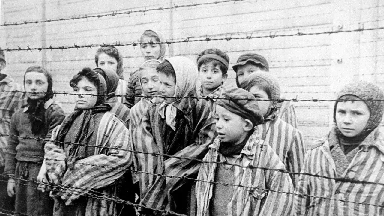 Bambini dietro il filo spinato, un'immagine toccante per il giorno della memoria spiegato ai bambini.