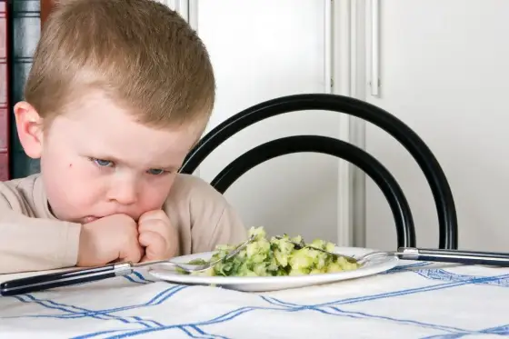 Neonato spinge il cibo? Non è un capriccio - Ecco perché