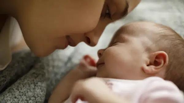 Dolce momento tra madre e neonato, immersi in un'atmosfera di pace, quasi come i rumori bianchi neonato che cullano il sonno.