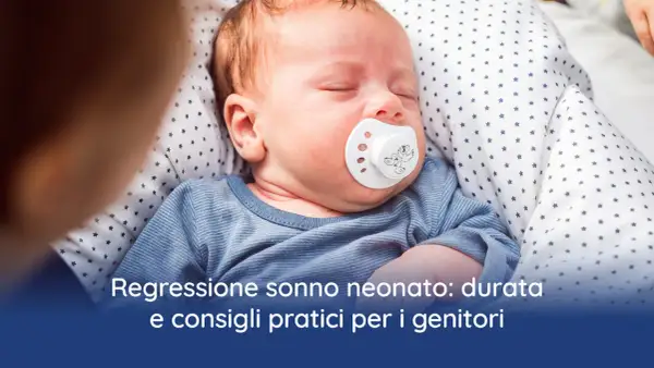 Neonato dorme con ciuccio, affrontando la regressione del sonno. Consigli per genitori.