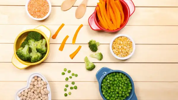 Broccoli, carote, piselli, ceci e lenticchie: ingredienti sani per tagli sicuri svezzamento.