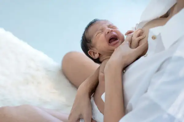 Bambino piange disperato, ma la mamma lo consola. Se non mangia la pappa gli do il latte.