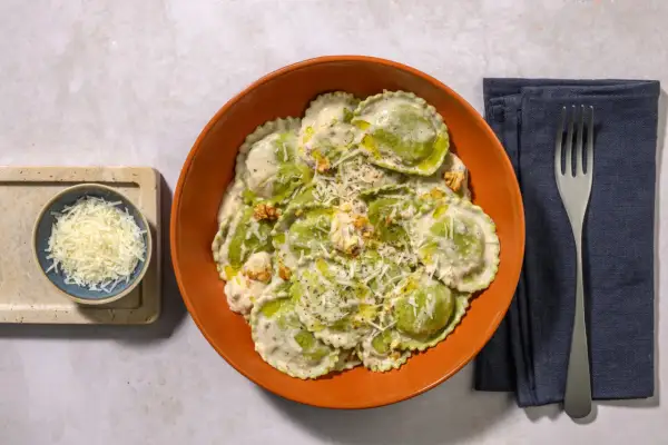 Ravioli verdi in salsa cremosa con noci, perfetti per le ricette per bambini di 1 anno.