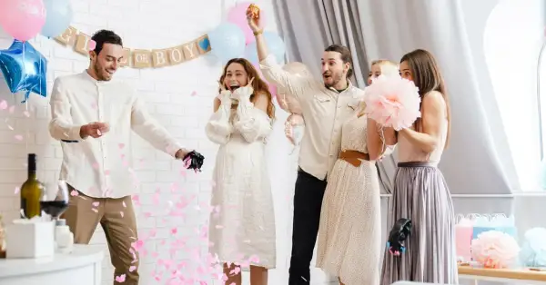 Sorpresa! Confetti rosa piovono su una festa per rivelare il genere. Un'idea originale per un gender reveal party indimenticabile.