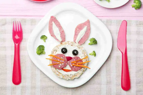 Un coniglietto fatto con gallette, salumi e verdure, perfetto per le ricette per bambini di 2 anni.